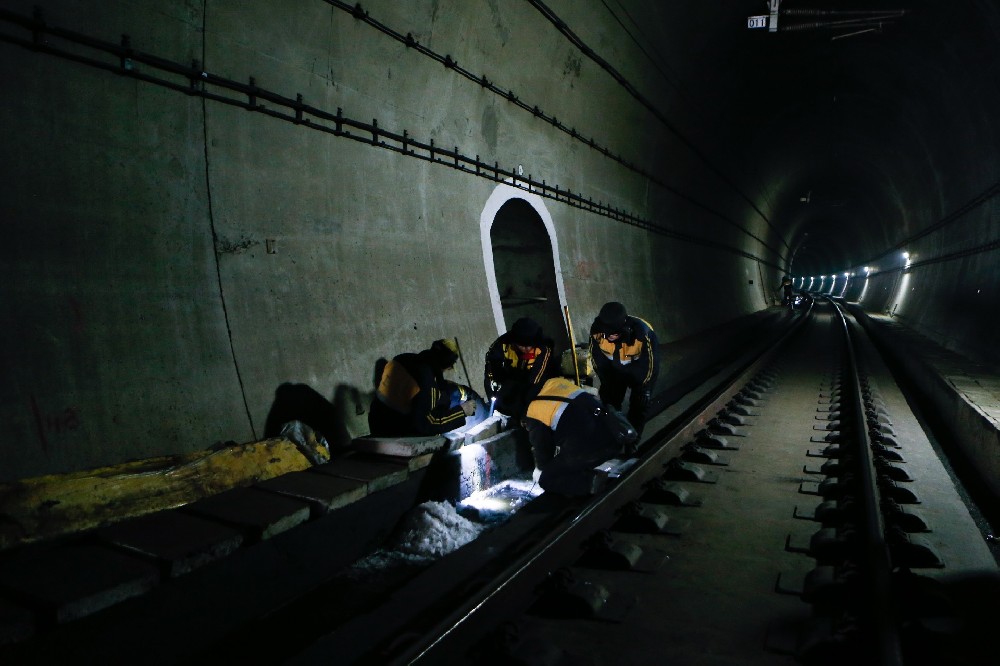 托喀依乡铁路运营隧道病害现状